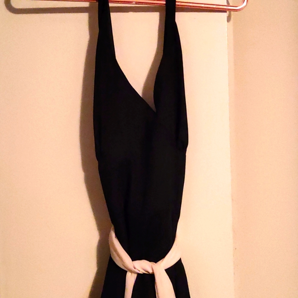 Gorgeous black, short prom dress, flattering cut. Chiffon under skirt area.